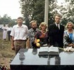 Paminklo statybos kuratoriai po pašventinimo pamaldų 1992 m. rugpjūčio 2 d.   Iš kairės: paminklo statytojas Vilius Stančius, architektai Martynas ir Marija  Purvinai, paminklo statybos sumanytojas kun. Darius Petkūnas, Priekuliškių  bendruomenės Vokietijoje pirmininkė Irmgard Kowatzky, paminklo statybos  koordinatorius Vokietijoje Ewald Rugulis.