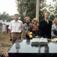 Paminklo statybos kuratoriai po pašventinimo pamaldų 1992 m. rugpjūčio 2 d.   Iš kairės: paminklo statytojas Vilius Stančius, architektai Martynas ir Marija  Purvinai, paminklo statybos sumanytojas kun. Darius Petkūnas, Priekuliškių  bendruomenės Vokietijoje pirmininkė Irmgard Kowatzky, paminklo statybos  koordinatorius Vokietijoje Ewald Rugulis.